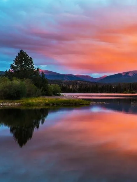 Colorful sunset over tranquil lake